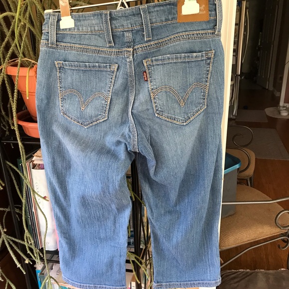 Size 4 Levi’s Capri Jeans. - Picture 2 of 7